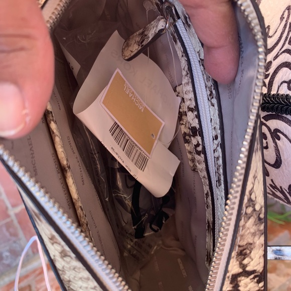 Michael Kors MD camera bag embossed leather - Picture 5 of 8